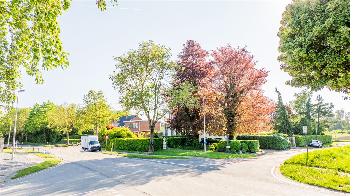 Ruime gezinswoning met naastgelegen grond.