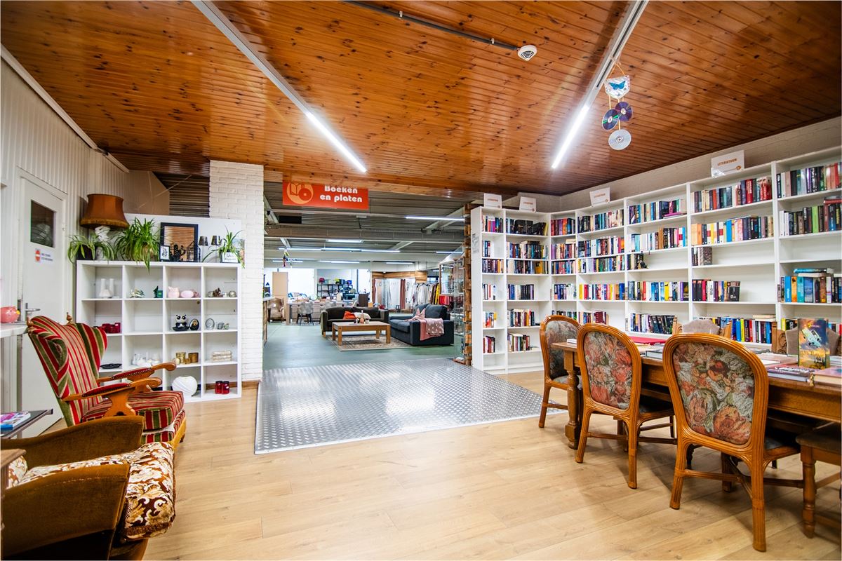 Handelspand van 1.400m2 en 18 parkings, pal in het centrum!