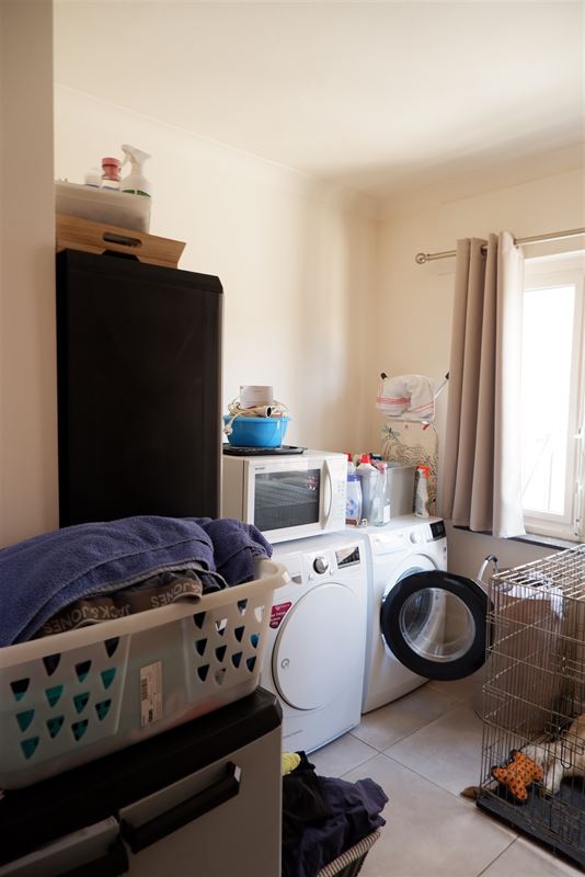 Verhuurde, open bebouwing met drie slaapkamers en ruime tuin