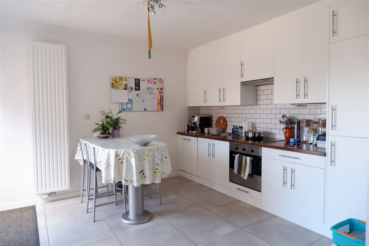 Verhuurde, open bebouwing met drie slaapkamers en ruime tuin