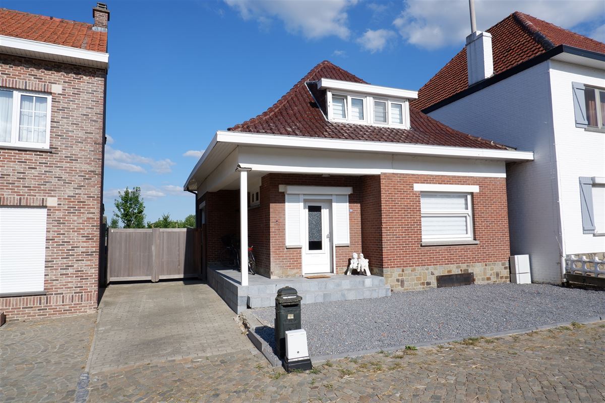 Verhuurde, open bebouwing met drie slaapkamers en ruime tuin