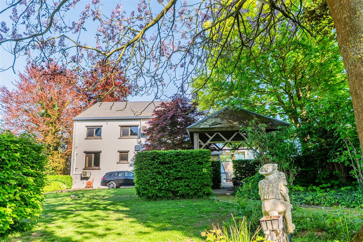 Ruime gezinswoning met naastgelegen grond.