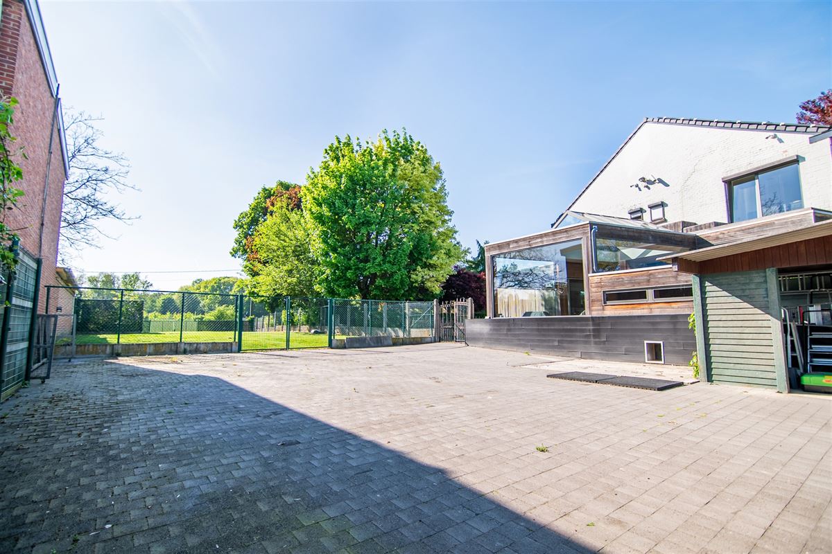 Ruime gezinswoning met naastgelegen grond.