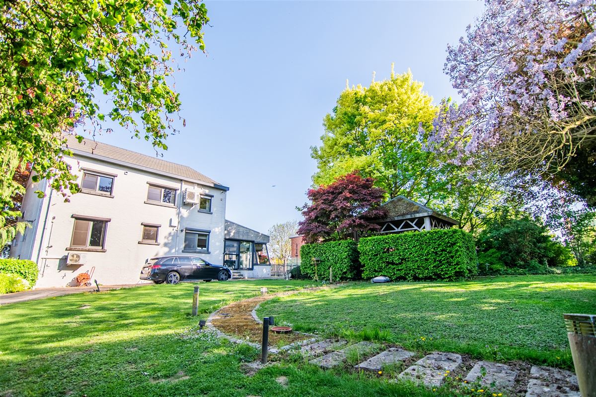 Ruime gezinswoning met naastgelegen grond.