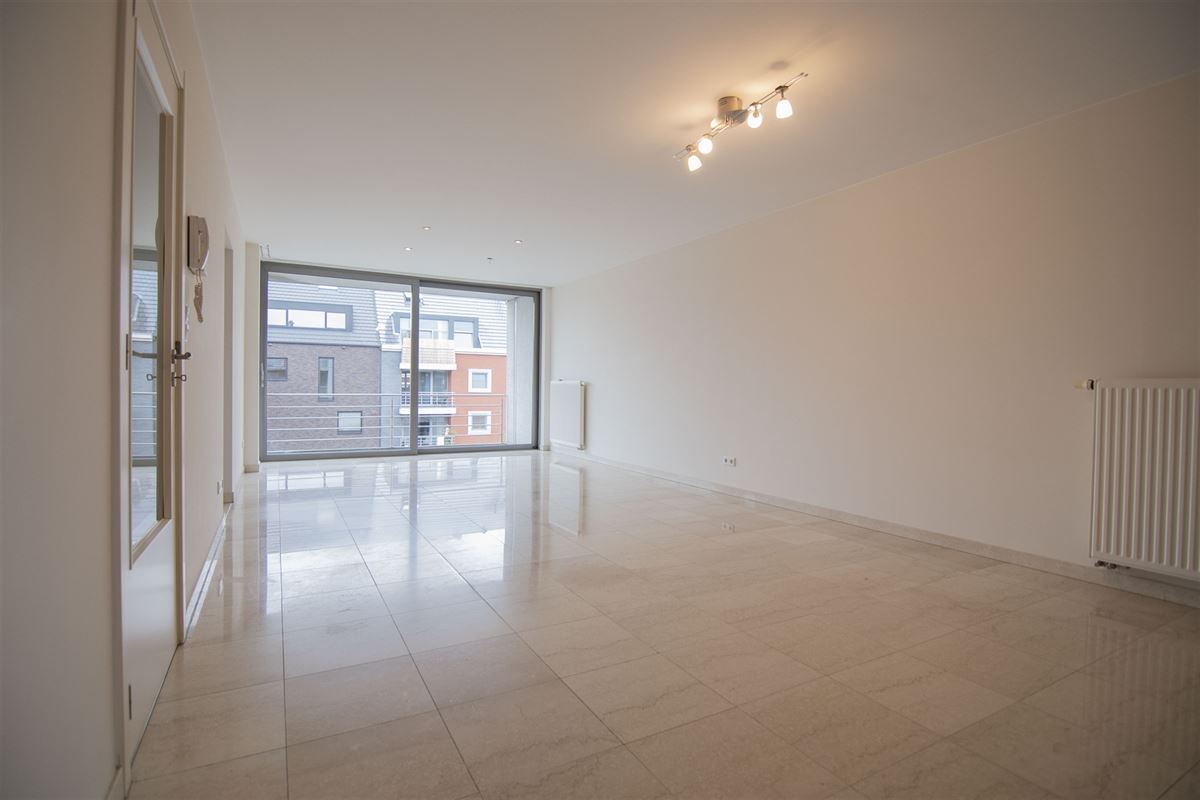 Aangenaam appartement met twee slaapkamers, twee terrassen en ondergrondse parkeerplaats.
