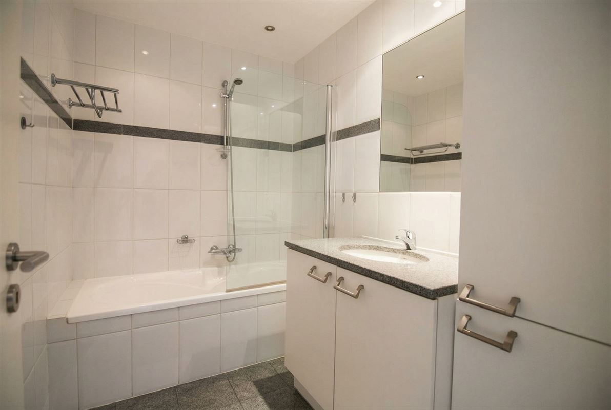 Aangenaam appartement met twee slaapkamers, twee terrassen en ondergrondse parkeerplaats.