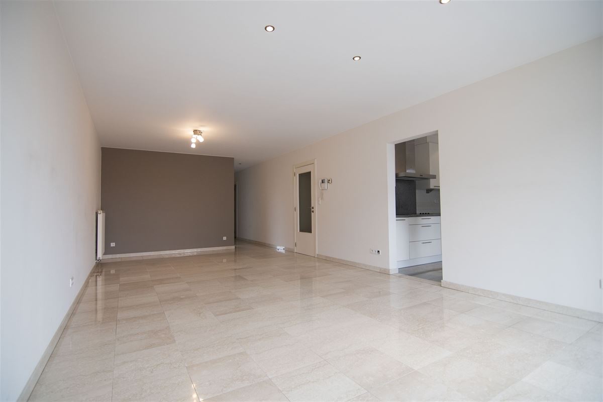Aangenaam appartement met twee slaapkamers, twee terrassen en ondergrondse parkeerplaats.