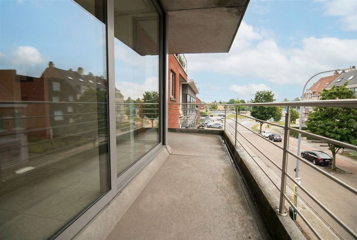 Aangenaam appartement met twee slaapkamers, twee terrassen en ondergrondse parkeerplaats.