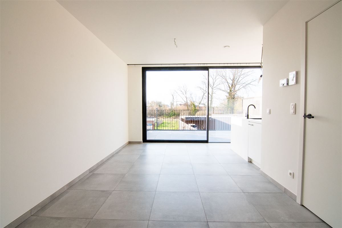 Ruim triplex-appartement met drie slaapkamers in het centrum van Heers.