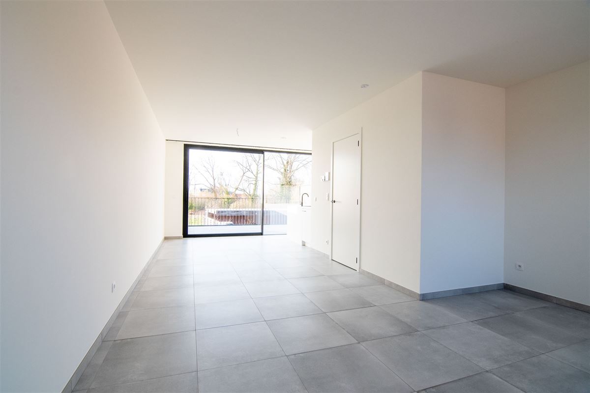 Ruim triplex-appartement met drie slaapkamers in het centrum van Heers.