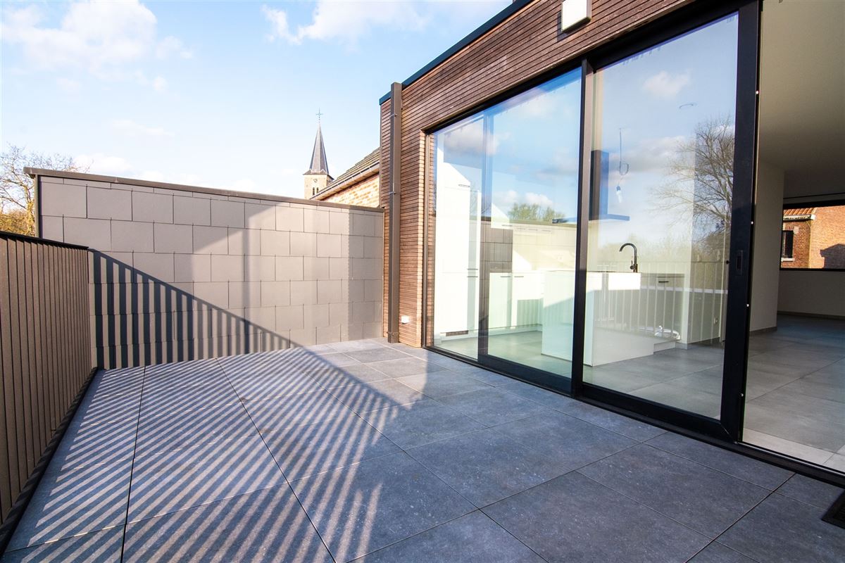Ruim triplex-appartement met drie slaapkamers in het centrum van Heers.