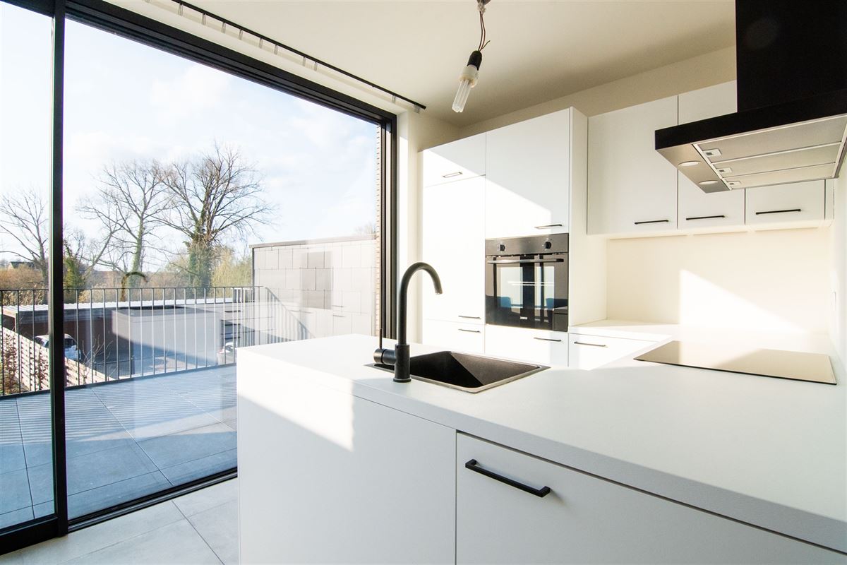 Ruim triplex-appartement met drie slaapkamers in het centrum van Heers.