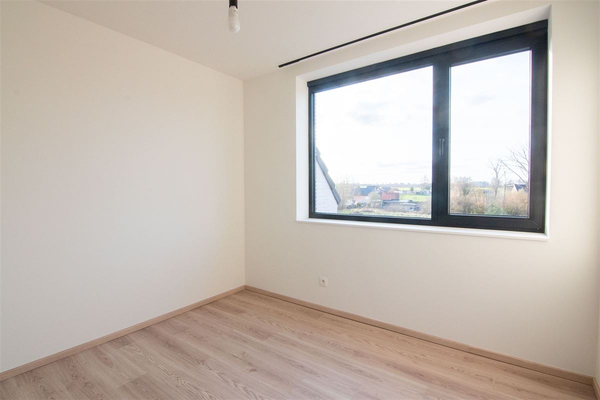 Ruim triplex-appartement met drie slaapkamers in het centrum van Heers.