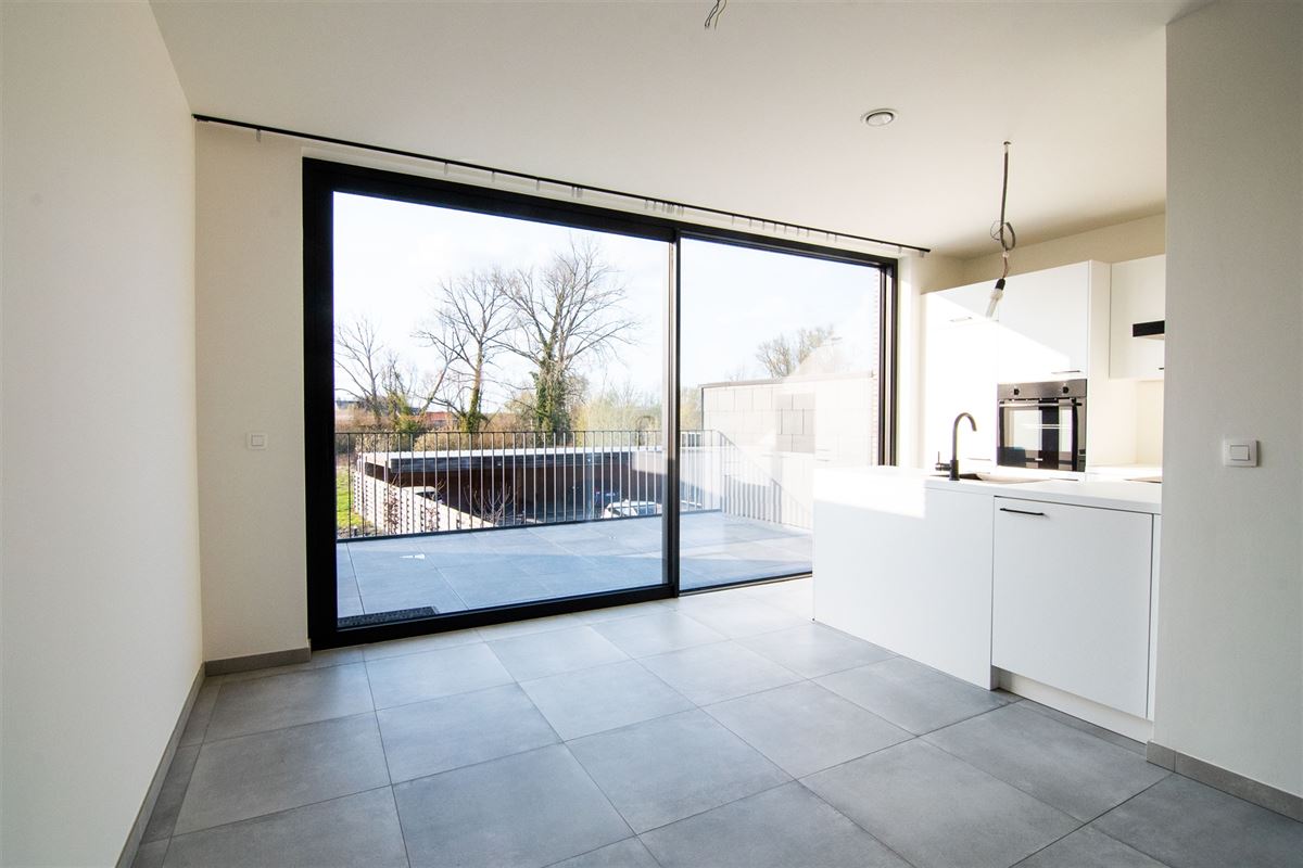 Ruim triplex-appartement met drie slaapkamers in het centrum van Heers.