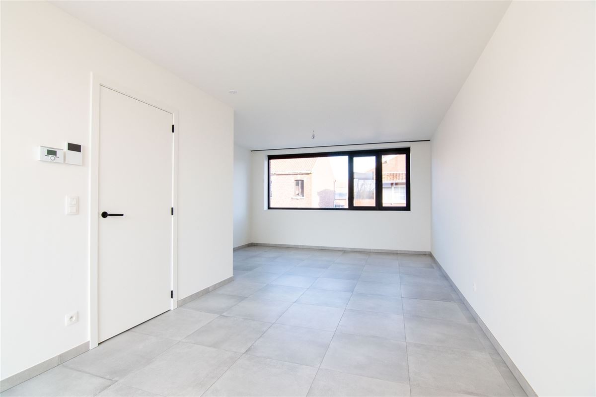 Ruim triplex-appartement met drie slaapkamers in het centrum van Heers.