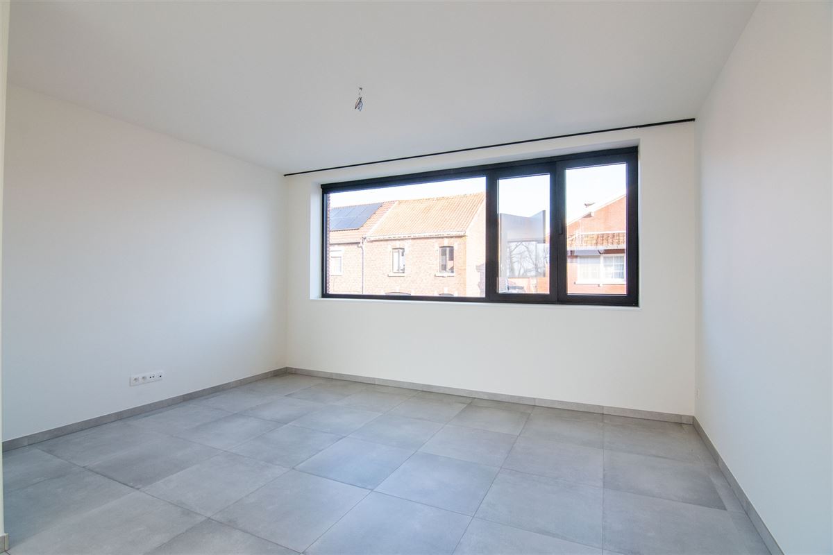 Ruim triplex-appartement met drie slaapkamers in het centrum van Heers.