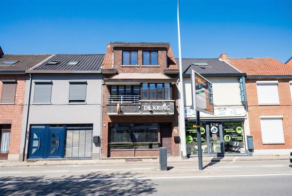 Op te frissen handelshuis met commerciële ruimte en ruime woonst met tuin.