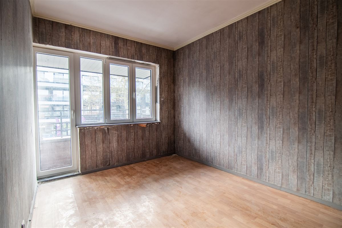 Op te frissen handelshuis met commerciële ruimte en ruime woonst met tuin.