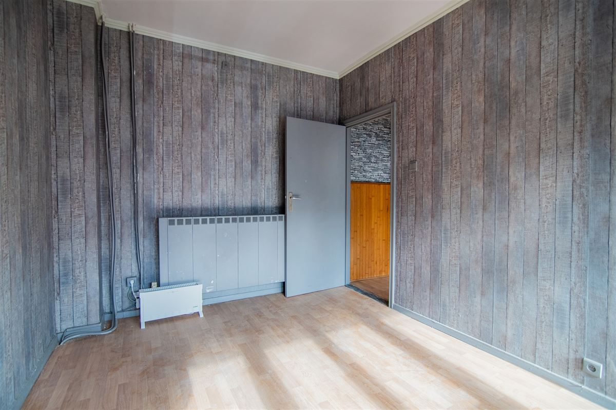 Op te frissen handelshuis met commerciële ruimte en ruime woonst met tuin.