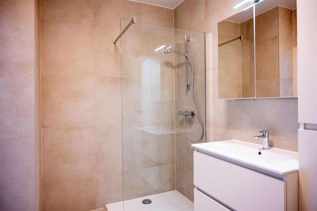Volledig gerenoveerd appartement met twee slaapkamers.