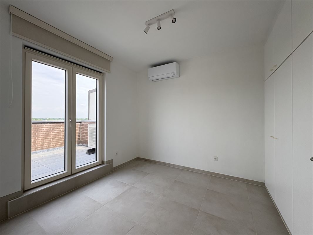 Volledig gerenoveerd dakappartement met twee terrassen in Kuringen.
