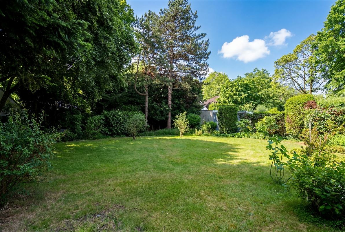 Vrijstaande woning op toplocatie, met prachtige tuin, dubbele garage en drie slaapkamers!