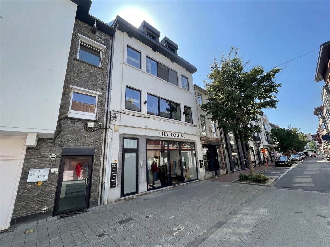 Smaakvol ingericht handelsgelijkvloers met terras op uitstekende ligging.