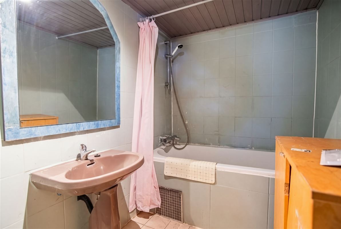 Op te frissen handelshuis met commerciële ruimte en ruime woonst met tuin.