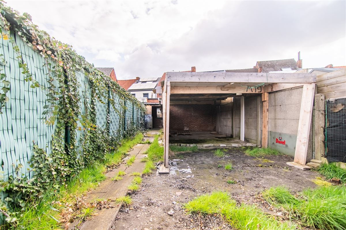 Op te frissen handelshuis met commerciële ruimte en ruime woonst met tuin.