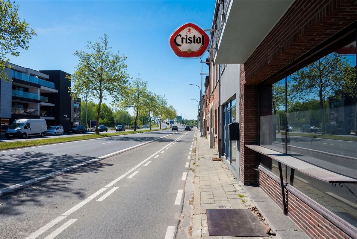 Op te frissen handelshuis met commerciële ruimte en ruime woonst met tuin.