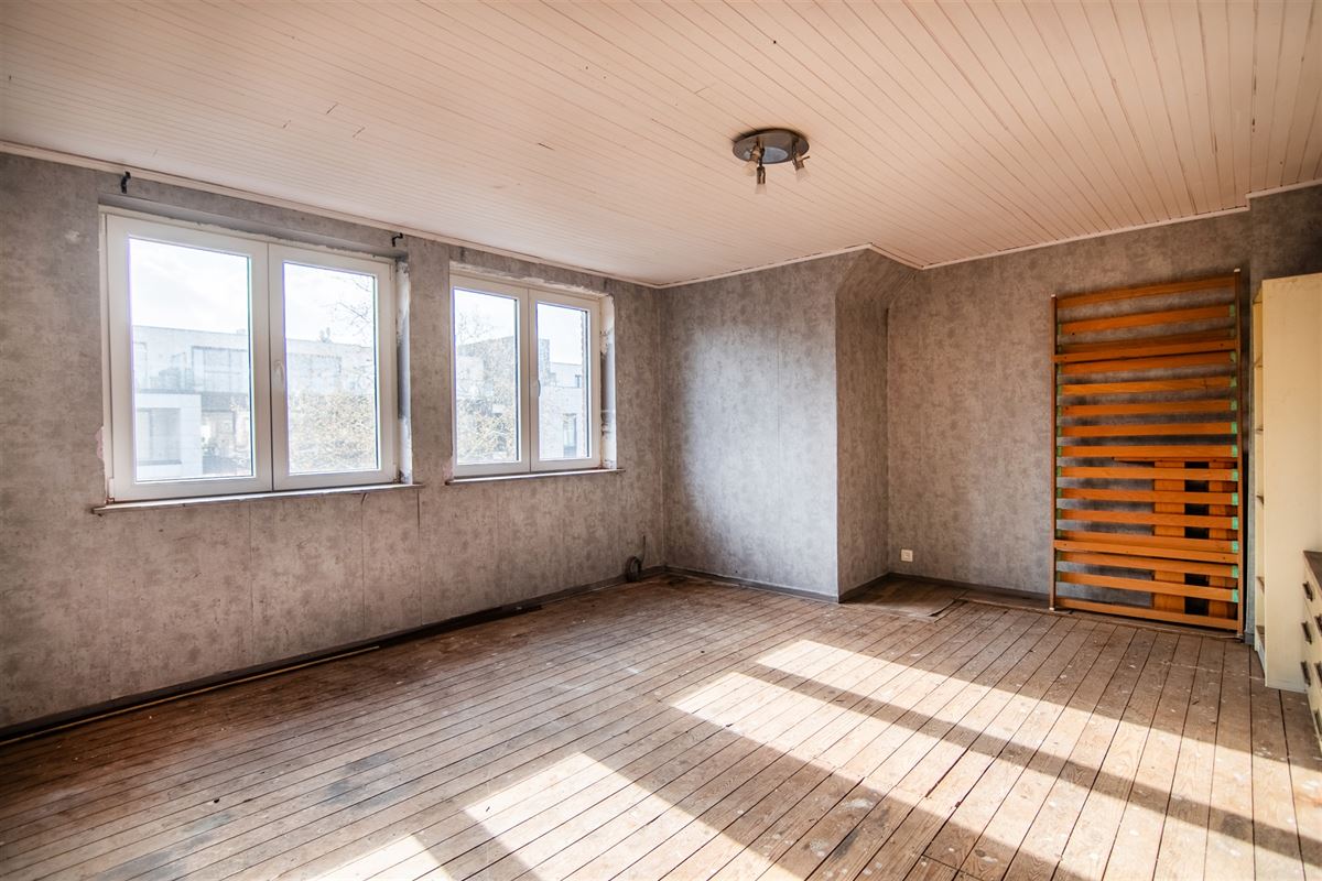 Op te frissen handelshuis met commerciële ruimte en ruime woonst met tuin.