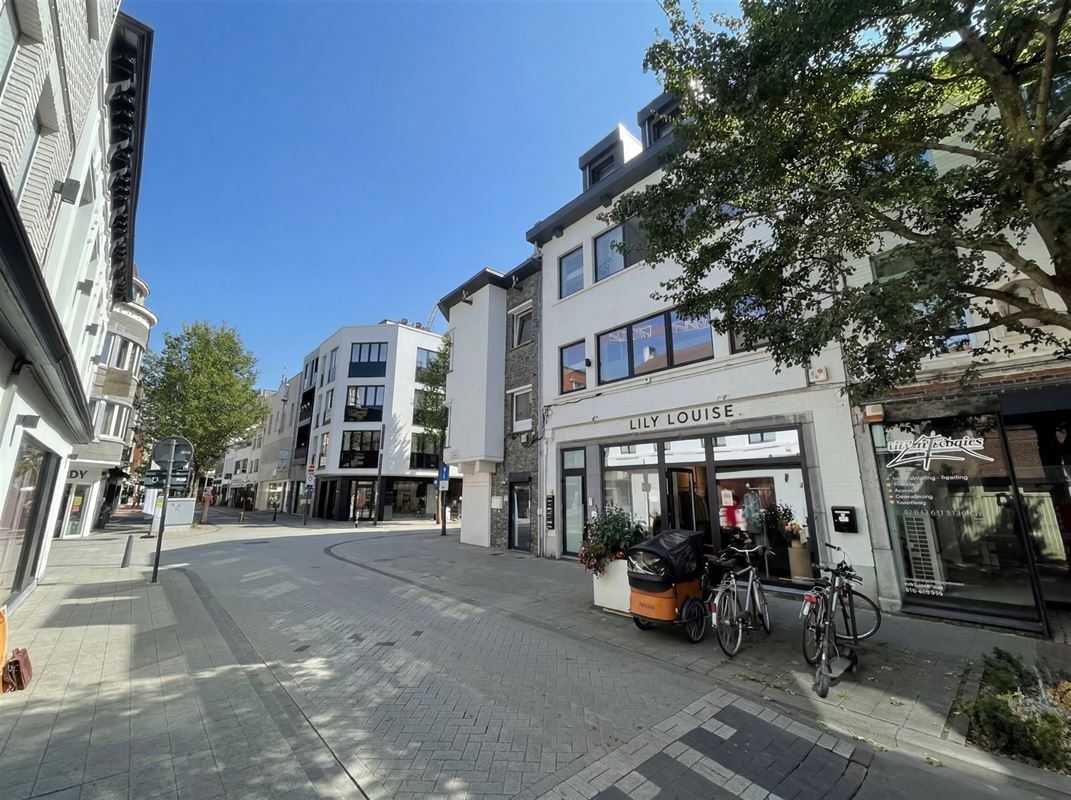 Smaakvol ingericht handelsgelijkvloers met terras op uitstekende ligging.