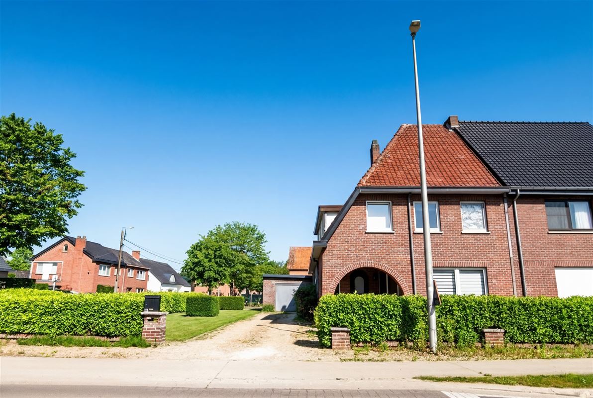 Op te frissen woning met drie slaapkamers en tuin in Diepenbeek.
