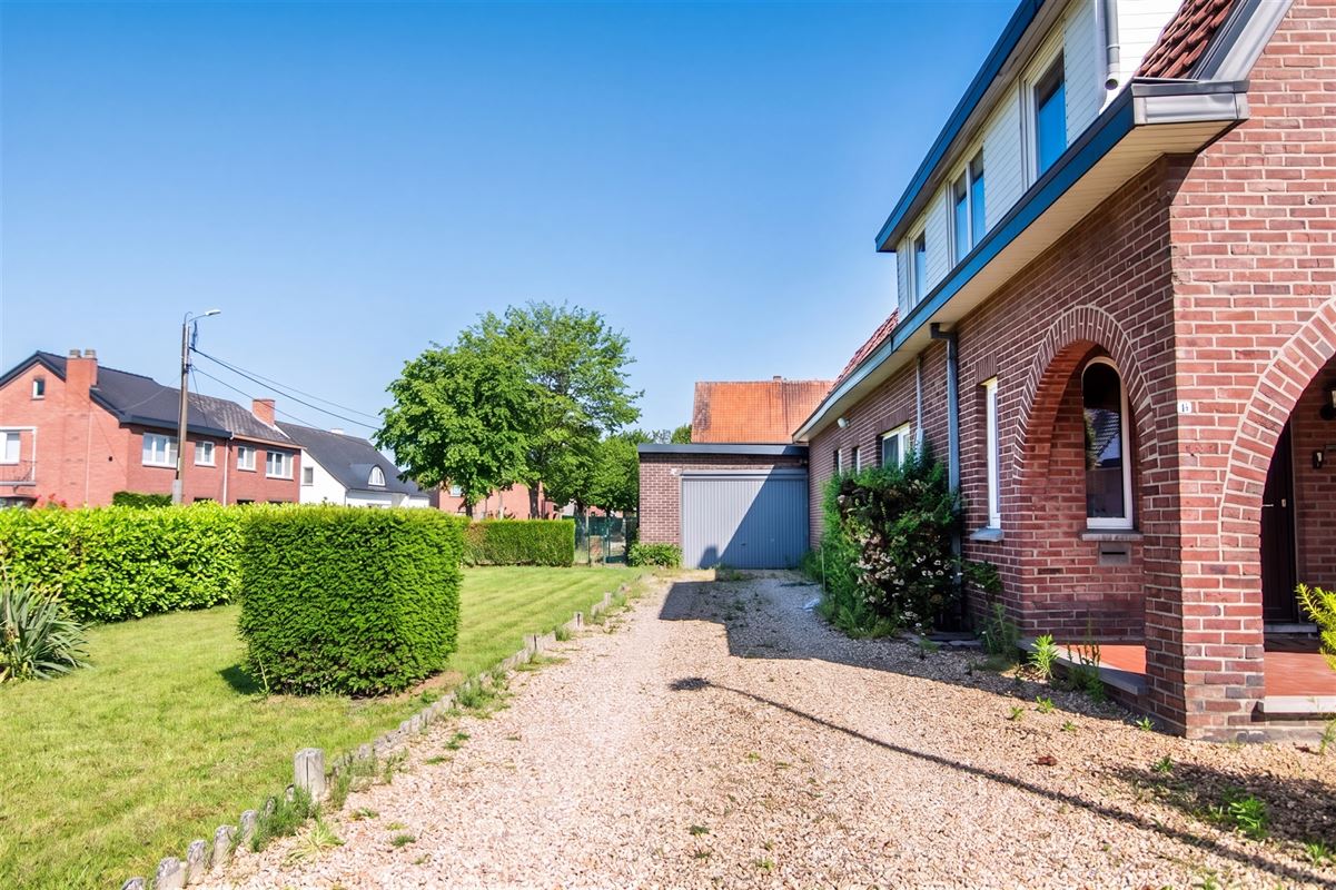 Op te frissen woning met drie slaapkamers en tuin in Diepenbeek.