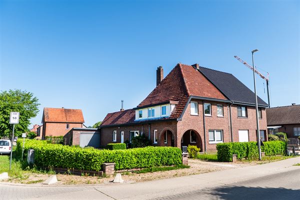 Op te frissen woning met drie slaapkamers en tuin in Diepenbeek.