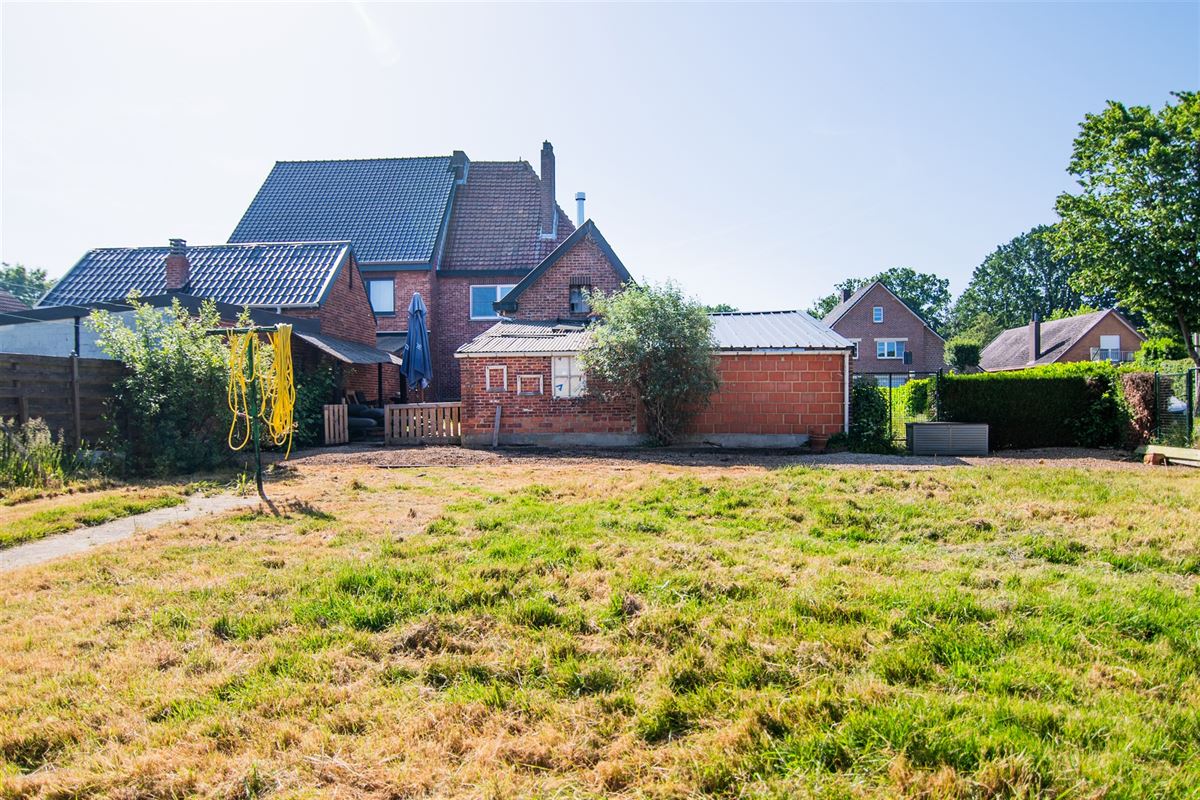 Op te frissen woning met drie slaapkamers en tuin in Diepenbeek.