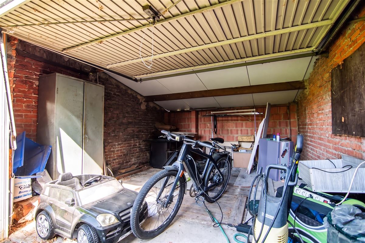 Op te frissen woning met drie slaapkamers en tuin in Diepenbeek.