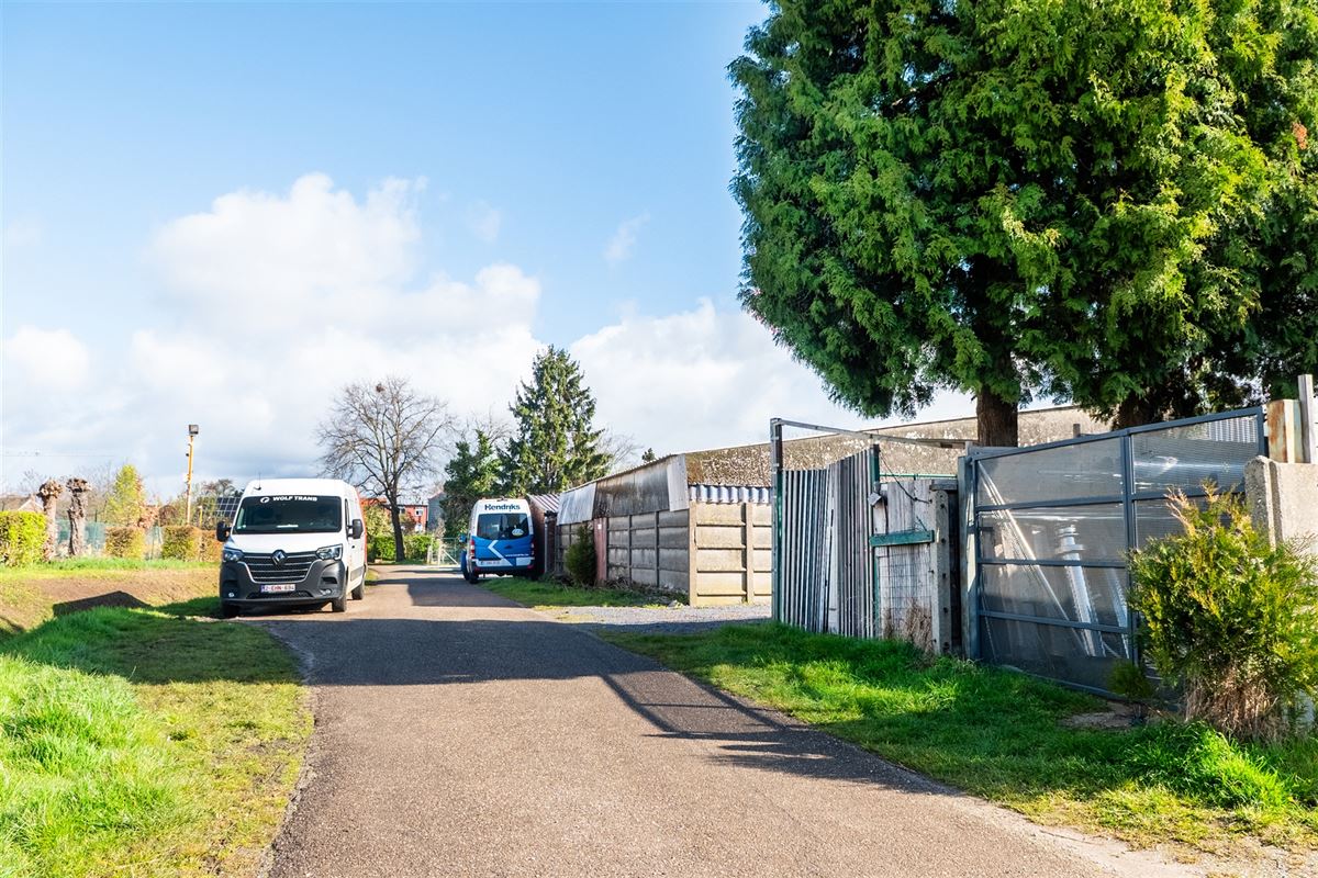 Op te frissen handelshuis met commerciële ruimte en ruime woonst met tuin.