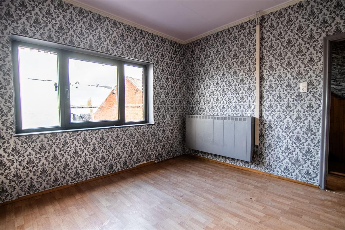 Op te frissen handelshuis met commerciële ruimte en ruime woonst met tuin.