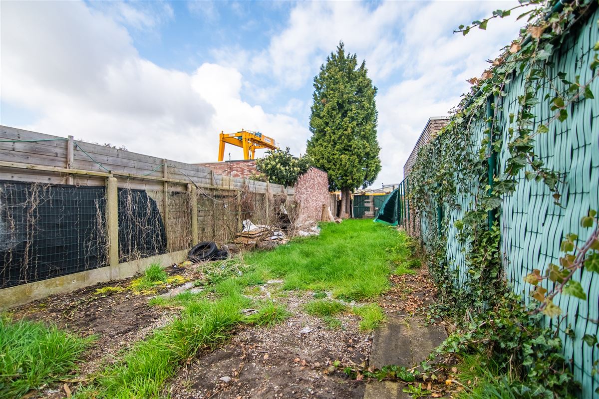Op te frissen handelshuis met commerciële ruimte en ruime woonst met tuin.