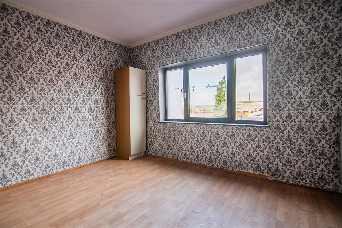 Op te frissen handelshuis met commerciële ruimte en ruime woonst met tuin.