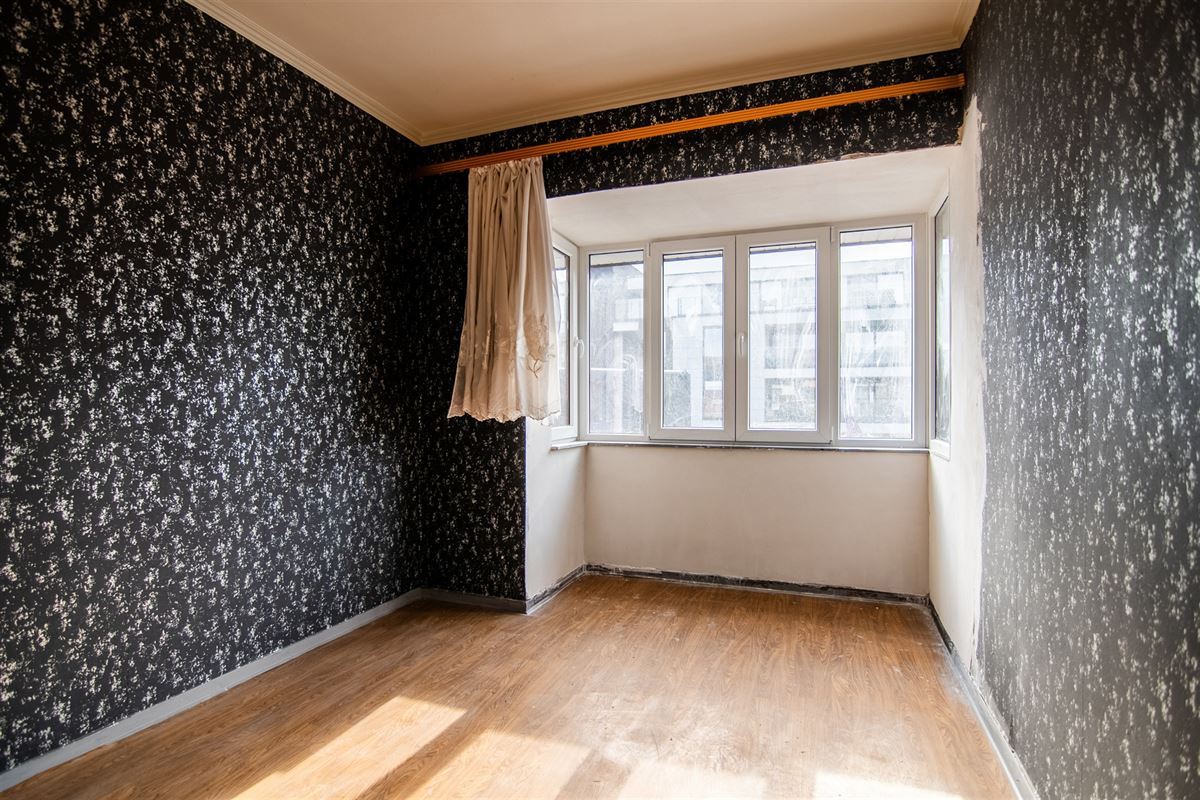 Op te frissen handelshuis met commerciële ruimte en ruime woonst met tuin.