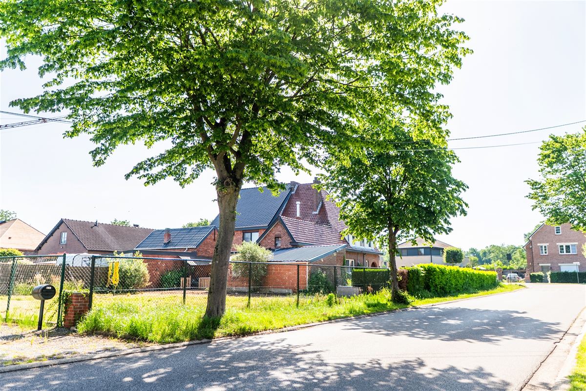 Op te frissen woning met drie slaapkamers en tuin in Diepenbeek.