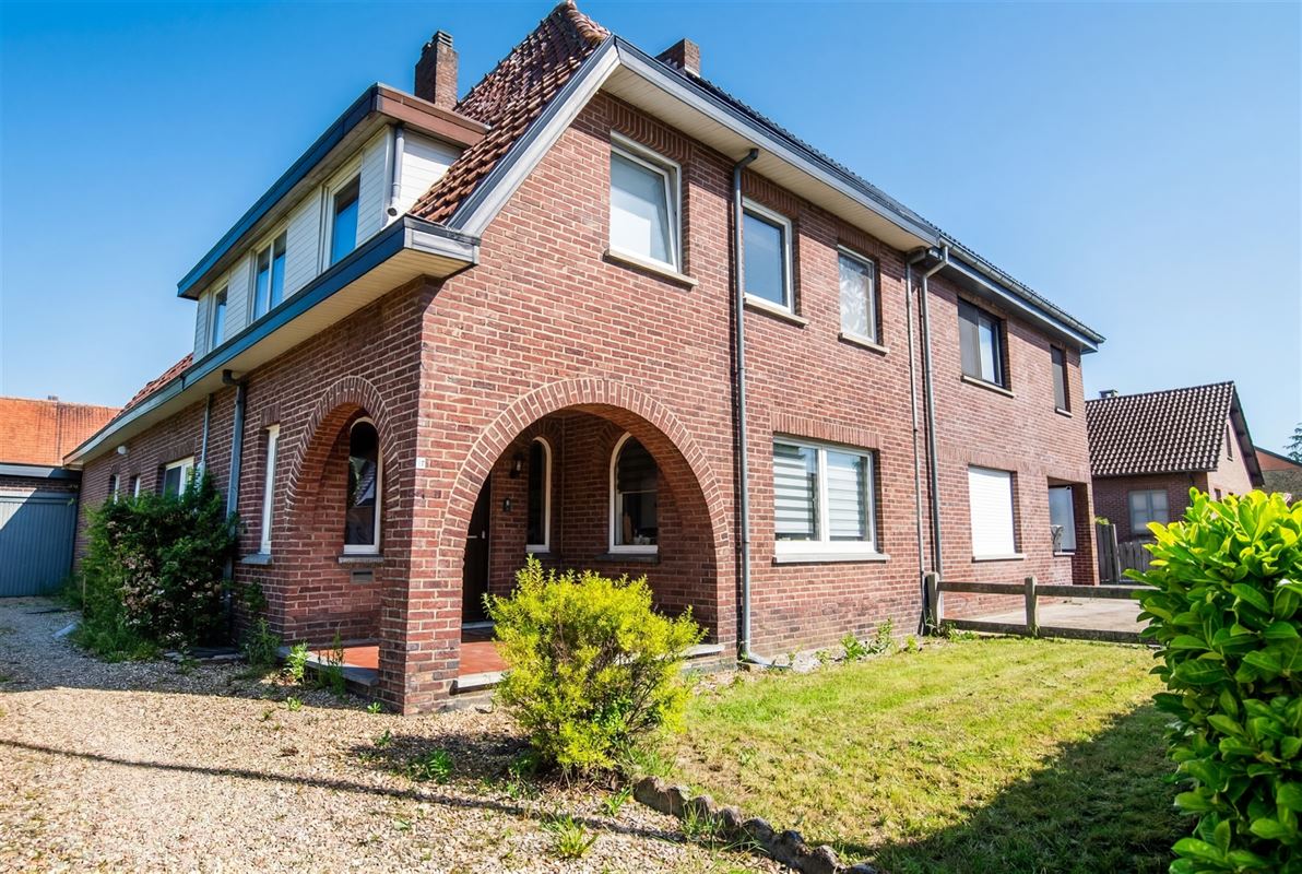 Op te frissen woning met drie slaapkamers en tuin in Diepenbeek.