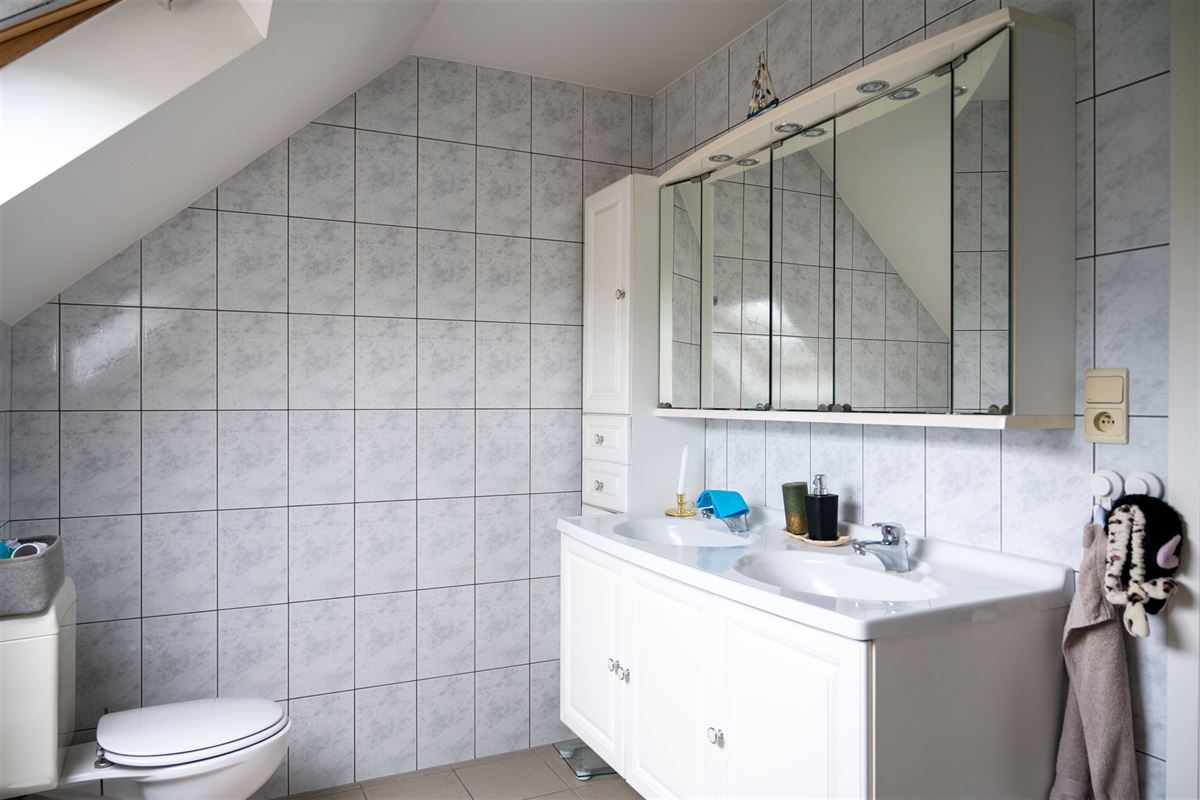 Ruim duplex-appartement met twee slaapkamers en garage!