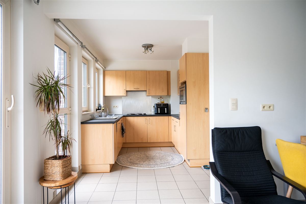 Ruim duplex-appartement met twee slaapkamers en garage!