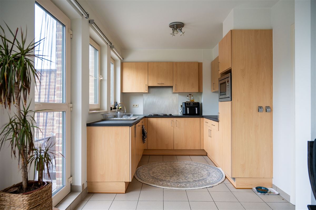 Ruim duplex-appartement met twee slaapkamers en garage!
