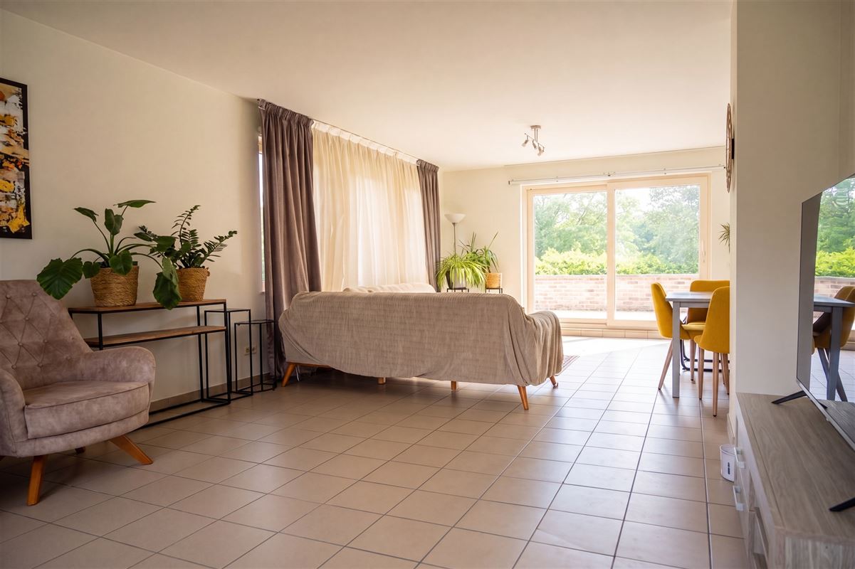 Ruim duplex-appartement met twee slaapkamers en garage!