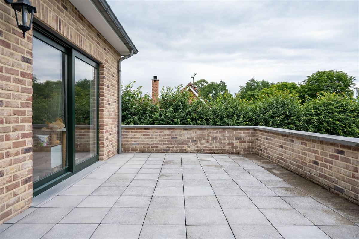 Ruim duplex-appartement met twee slaapkamers en garage!