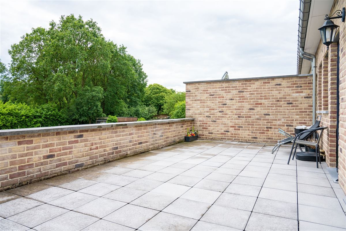 Ruim duplex-appartement met twee slaapkamers en garage!